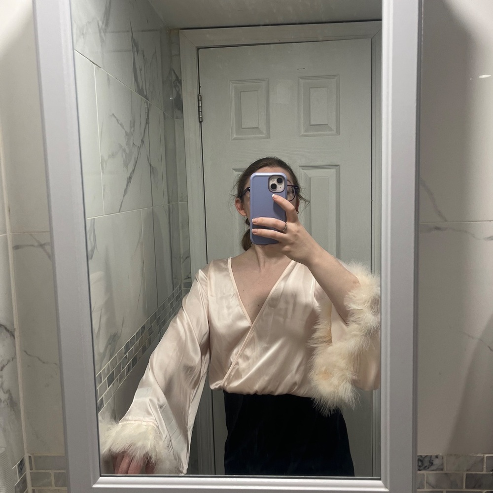 Satin dramatic blouse with feathery sleeves - Picture 2 of 4